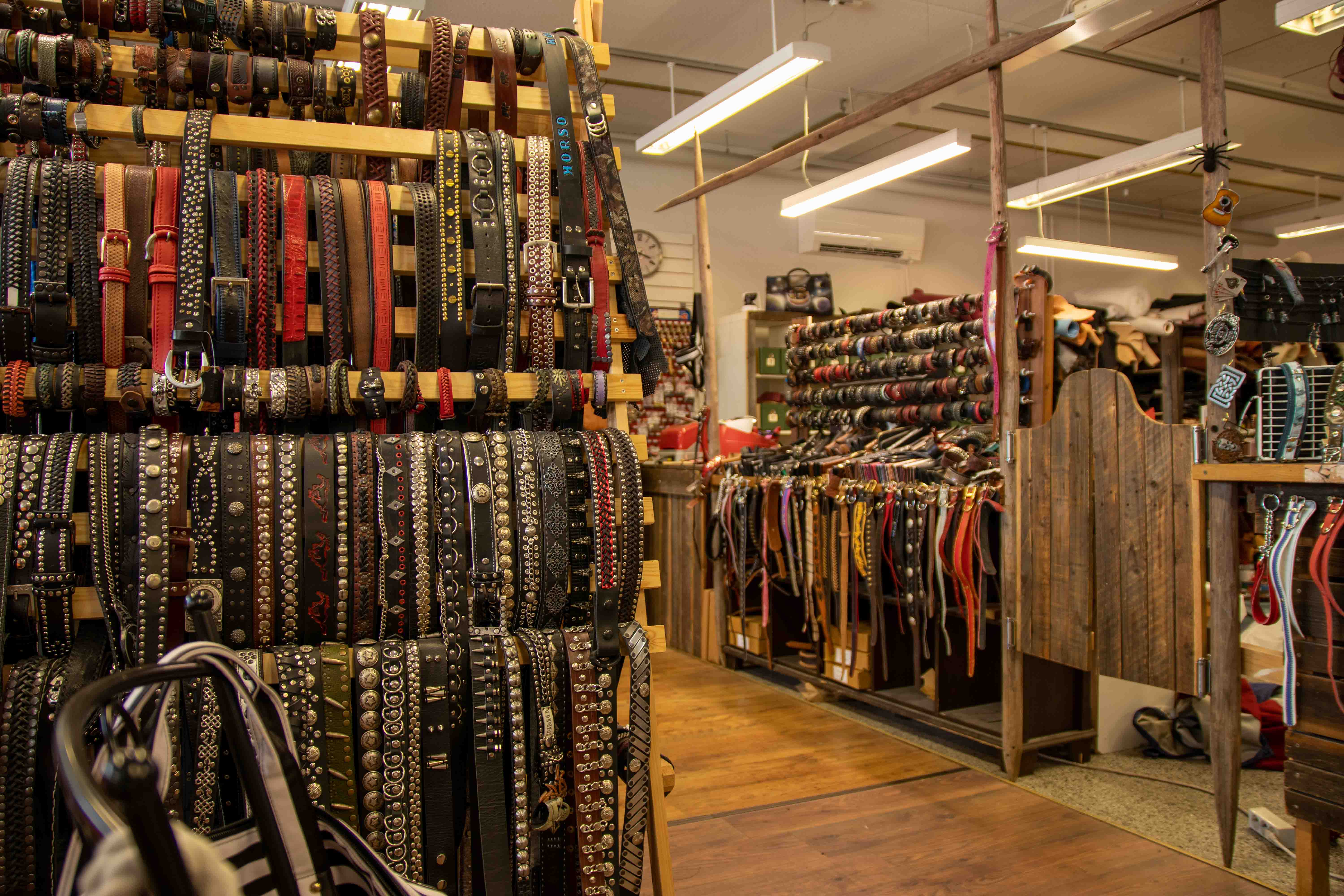 Valikoima klassisia nahkavöitä myymälässä, eri värejä ja tyylejä